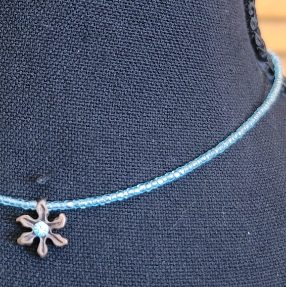 NWOT Beaded Floral Choker (NY&CO) - Picture 4 of 8